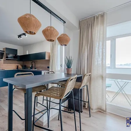 Apartamento Le Chic - Cosy With Spacious Veranda Perpiñán